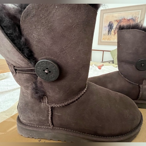 Authentic UGG Bailey Button Chocolate Brown Size 7. In great condition - Picture 12 of 12